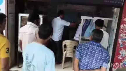 अजयगढ़: अजयगढ बस स्टैंड स्थित एसबीआई किओस्क ग्राहक सेवा केंद्र में चोरों का धावा, सीसीटीवी में कैद हुई वारदात
