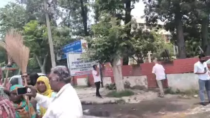 करनाल: वेतन न मिलने से नाराज़ हरियाणा शहरी विकास प्राधिकरण के कर्मचारियों ने किया झाड़ू प्रदर्शन