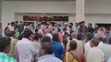 గుంతకల్లు: నగరంలో పామిడికి చెందిన అనిత అనే వివాహిత వైద్యం వికటించి మృతి, ఆసుపత్రి ఎదుట భర్త, బంధువుల ఆందోళన