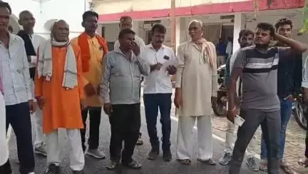 उरई: सेता गांव के निवासी उरई जिलाधिकारी कार्यालय पहुंचे, स्कूल मर्ज को लेकर जिलाधिकारी को दिया ज्ञापन