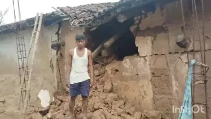मनिका: बारिश से प्रखंड क्षेत्र में तबाही, दो लोगों का घर क्षतिग्रस्त, सरकार से मुआवजे की मांग