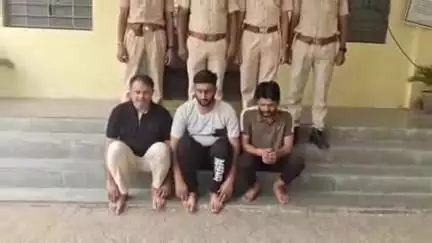 पिंडवाड़ा: उडवारिया टोल प्लाजा के पास नाकाबंदी के दौरान कार्रवाई में स्कॉर्पियो गाड़ी से 30 जिंदा कारतूस बरामद, तीन गिरफ्तार
