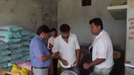नौगढ़: DM ने मेसर्स अली ट्रेडर्स लुम्बिनी रोड मोहाना चौक और मे0 कैफ ट्रेडिंग कम्पनी की खाद की दुकान का किया निरीक्षण