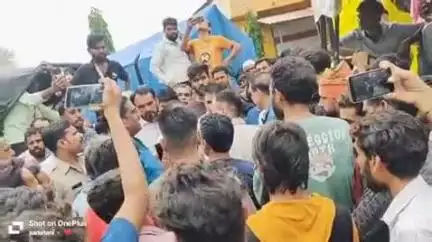 माखन नगर: दुर्गेश वेयरहाउस में मूंग रिजेक्ट होने पर किसानों ने किया चक्का जाम