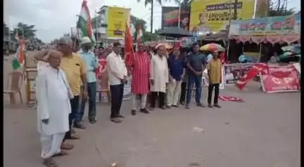 କେନ୍ଦ୍ରାପଡା: ତିନିମୁହାଣୀଛକରେ ବିଭିନ୍ନ ରାଜନୈତିକ ଦଳ ପକ୍ଷରୁ କେନ୍ଦ୍ରାପଡ଼ା ବନ୍ଦ ପାଳନ