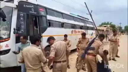 फर्रुखाबाद: सातनपुर मंडी स्थित प्राइवेट बस अड्डे में स्लीपर बस के अंदर मिला युवक का शव, पुलिस पहुंची