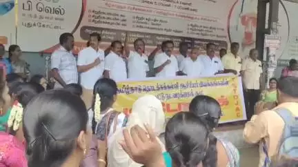 புதுக்கோட்டை: கோரிக்கைகளை வலியுறுத்தி பழைய பேருந்து நிலையத்தில் TETOJAC ஆசிரியர்கள் மறியல் போராட்டம் நடத்தினர் அனைவரும் கைது