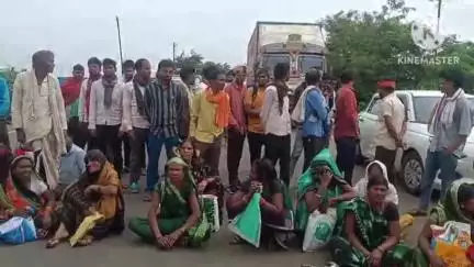 अमरवाड़ा: अमरवाड़ा बाईपास में यूरिया को लेकर किसानों का प्रदर्शन, मौके पर पहुंचे अधिकारी
