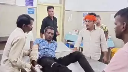 दमोह: कैथोरा कुमरोल में ट्रैक्टर ट्रॉली की चपेट में आने से बाइक सवार गंभीर रूप से घायल, अस्पताल में भर्ती