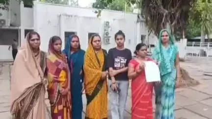 ललितपुर: गोविंद नगर की महिलाओं ने सड़क की बदहाली को लेकर जिला अधिकारी कार्यालय में दिया ज्ञापन#Jansamasya