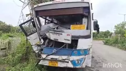 हापुड़: नेशनल हाईवे 9 पर गांव सबली कट के पास रोडवेज बस और पिकअप गाड़ी की जोरदार टक्कर, हादसे में 4 लोग हुए घायल