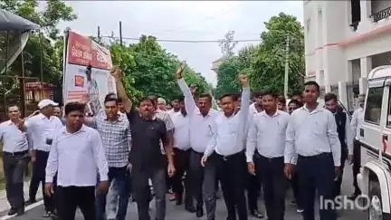 मैनपुरी: मैनपुरी जिला बार एसोसिएशन के अधिवक्ताओं ने मुख्यालय पर जिलाधिकारी के खिलाफ किया विरोध प्रदर्शन