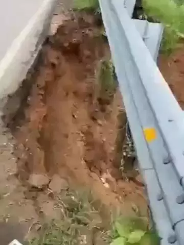 अलवर: अलवर की जिंदोली सुरंग से पहले रोड के नीचे से धंसी मिट्टी, भारी वाहनों से रोड टूटने का खतरा बना