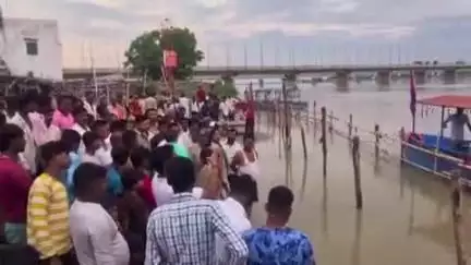 बदायूं: बदायूं के कछला गंगा का दक्षिणी घाट तीसरे दिन भी नहीं खुला, विधायक से मिले दुकानदार