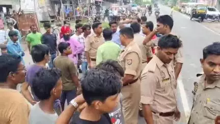 बस्ती: ओड़वारा बाजार में बस और बाइक की टक्कर, महिला की मौके पर मौत, बेटा बचा; बस चालक फरार