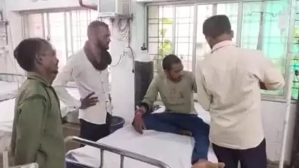 महोबा: श्रीनगर भैरोंगंज में मजदूरी करते समय युवक को जहरीले सांप ने काटा, गंभीर अवस्था में परिजन लेकर पहुंचे अस्पताल