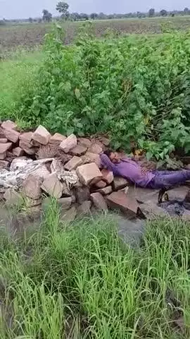 gram karaiya hat Chen Singh chilam ke Nashe ki dhun mein11=manar me  pade hue hain