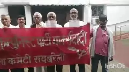 कलेक्ट्रेट में भारत की कम्युनिस्ट पार्टी मार्क्सवादी ने स्कूलों के मर्ज को लेकर जमकर किया विरोध, सौंपा ज्ञापन
