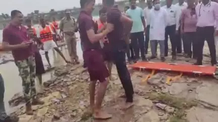 बेरला: अमोरा शिवनाथ नदी में बाढ़ आपदा से निपटने के लिए कलेक्टर रणवीर शर्मा ने मॉकड्रिल का आयोजन कर तैयारी का लिया जायजा