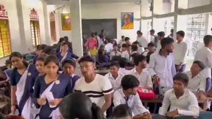 দিনহাটা ১: দিনহাটা উচ্চ বিদ্যালয় প্রাঙ্গনে এক বেসরকারি স্বেচ্ছাসেবী সংস্থার উদ্যোগে ছাত্রছাত্রীদের চক্ষু পরীক্ষা শিবিরের আয়োজন