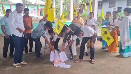 কদম: বগীনদীত নিখিল বড়ো ছাত্ৰ সন্থাৰ প্ৰতিবাদ,উচ্চ ন্যায়ালয়ৰ বিজ্ঞাপন দাহ এবছুৰ