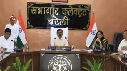 बरेली: डीएम ने कलेक्ट्रेट सभागार में पंचायत विभाग की योजनाओं की समीक्षा बैठक आयोजित की
