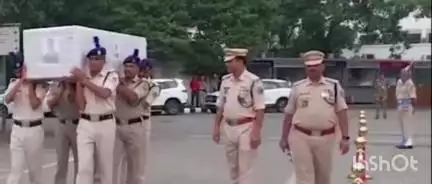 পলাশবাৰী: বৰঝাৰ বিমান বন্দৰত অনা হয় ছহিদ প্ৰাণেশ্বৰ কোচৰ নশ্বৰদেহ,ৰাষ্ট্ৰীয় মৰ্যাদাৰে শ্ৰদ্ধাঞ্জলি জ্ঞাপন ছহিদ প্ৰাণেশ্বৰ কোচক