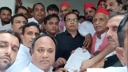 सहारनपुर: सपा कैराना सांसद और एडीएम ई के बीच विवाद गहराया, समाजवादी पार्टी ने कमिश्नर कार्यालय पर किया प्रदर्शन