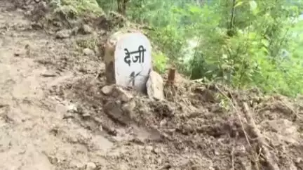 मंडी: सराज के अति दुर्गम क्षेत्र पखरैर में सड़कों और रास्तों की स्थिति खराब, देजी गांव में 5 किलो राशन ले जाना बना आफत