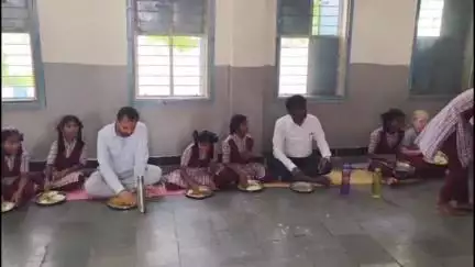 భూపాలపల్లి: చిట్యాల కస్తూరిబా విద్యార్థులతో కలిసి మధ్యాహ్న భోజనం చేసిన కలెక్టర్ రాహుల్ శర్మ