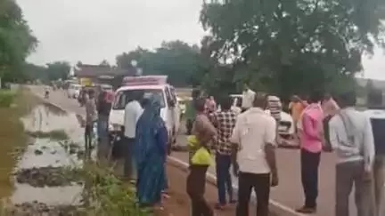 निवाड़ी: बारिश का पानी घरों में घुसने से नाराज़ लोगों ने पृथ्वीपुर के बिंदपुरा के पास मुख्य सड़क पर लगाया जाम