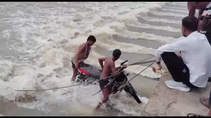मऊरानीपुर: सुखनई नदी पुल से गिरा बाइक सवार, पानी की धार में फंसी बाइक, गोताखोरों ने रेस्क्यू कर निकाला, वीडियो सोशल मीडिया पर वायरल