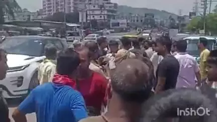 গুৱাহাটী: মহানগৰীৰ নাৰেঙ্গী তিনিআলিৰ ৰেললাইন ই-ৰিক্সা আস্থানক লৈ ২টা ফৈদৰ মাজত প্ৰচণ্ড মাৰপিটৰ ঘটনা