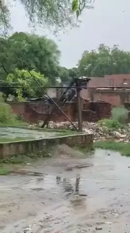 हड़िया विधानसभा के दुमदुमा में भारी लापरवाही एक ही पल पर दो-दो ट्रांसफार्मर लगे थे भारी वर्षा के कारण टूटकर गिरा