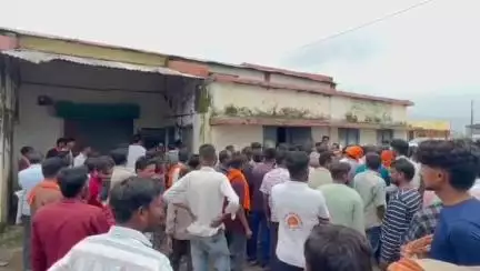 इछावर: जिले के रेहटी में खाद वितरण केंद्र पर किसानों की उमड़ी भीड़, खाद के लिए लगी लंबी कतार, वीडियो वायरल