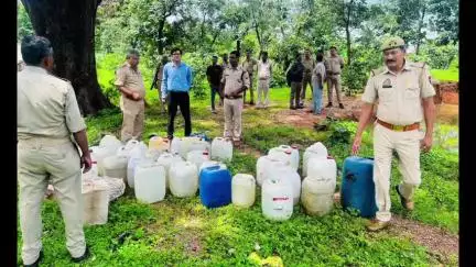 मऊरानीपुर: कटेरा पुलिस ने थाने में 1600 लीटर अवैध कच्ची शराब को नष्ट किया, नायब तहसीलदार के नेतृत्व में की गई कार्रवाई