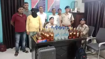 कांके: रांची रेलवे स्टेशन पर आरपीएफ ने एक व्यक्ति को अवैध शराब के साथ किया गिरफ्तार