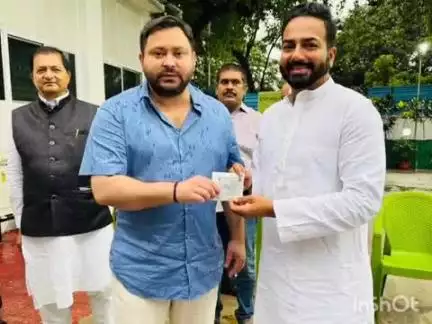 शिवहर: भाजपा नेता राकेश झा राजद में शामिल, तेजस्वी यादव ने दिलाई सदस्यता