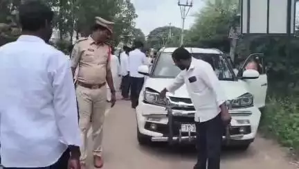 నర్సాపూర్: మంత్రి కాన్వాయ్ లోని వాహనాలు ఒకటికి ఒకటి ఢీకొని  స్వల్పంగా దెబ్బతిన్న నాలుగు వాహనాలు