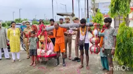 धौलाना: हरिद्वार से 200 किलोमीटर का सफर तय करके हाफिजपुर पहुंचे कावड़ में दादी को बैठाकर दो पोते, पुलिस ने किया फूलों से स्वागत