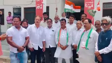 डुमरियागंज: फागूशाह मजार पर प्रशासन की कार्रवाई के खिलाफ डुमरियागंज तहसील में कांग्रेस जिलाध्यक्ष की अगुवाई में प्रदर्शन