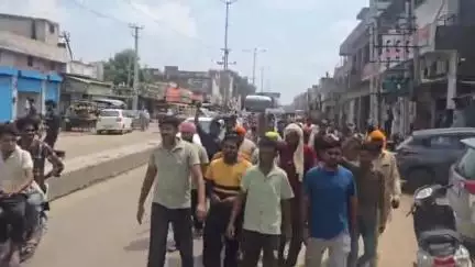 डबवाली: शहर में इंसाफ की मांग को लेकर सड़कों पर उतरे मृतक के परिजन, अस्पताल में दिया धरना