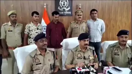 इटावा: सैफई पुलिस ने फर्जी एसडीएम बनकर लूट करने वाले 2 अभियुक्तों को गिरफ्तार, तमंचा व अन्य सामान बरामद: SSP ने किया खुलासा