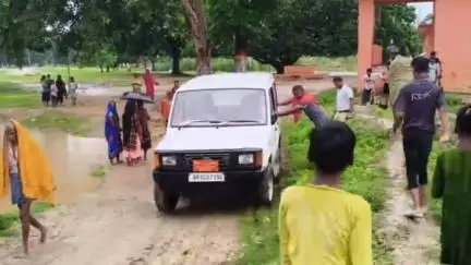 बोध गया: बोधगया प्रखंड के बतसपुर गांव में बाढ़ प्रभावित क्षेत्र में निरीक्षण को पहुंचे सीओ की कीचड़ में फंसी गाड़ी#Viral