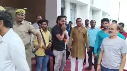 महोबा: कलेक्ट्रेट में कजली मेले में दुकान लगाने की अनुमति को लेकर डीएम से की गई मांग, लॉटरी और ठेका प्रणाली का विरोध