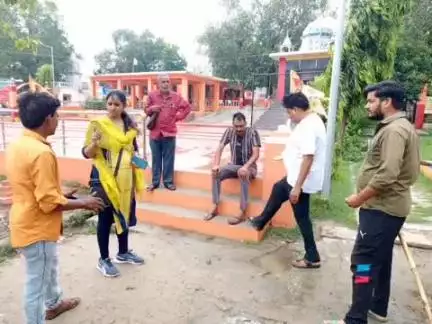 सुल्तानपुर: श्रावण मास में स्वच्छता को लेकर नगर पालिका हुई सख्त, अधिशासी अधिकारी के निर्देश पर सफाई इंस्पेक्टर ने सीताकुंड धाम का निरीक्षण