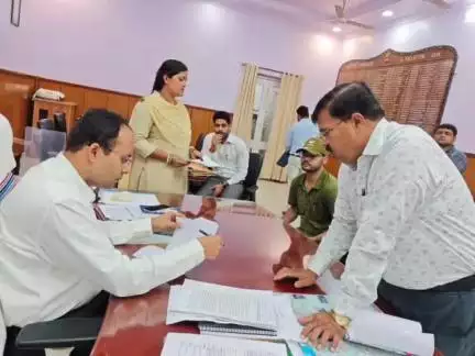 गया टाउन सीडी ब्लॉक: दैनिक जनता दरबार में जिलाधिकारी शशांक शुभंकर ने सुनी 40 पीड़ितों की समस्याएँ, CO-SHO को दिए निर्देश