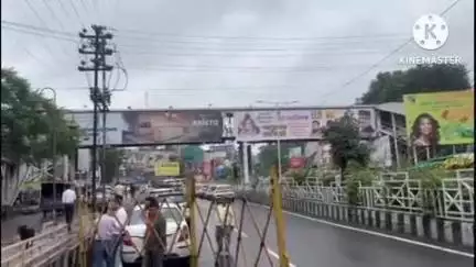 हुज़ूर: भोपाल के एमपी नगर में बारिश से धंसी सड़क, बड़ा हादसा टला, राहगीर बाल-बाल बचे