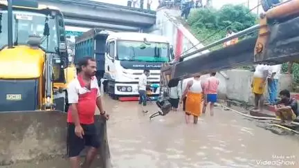 मिर्ज़ापुर: नटवा रेलवे ओवर ब्रिज के नीचे पानी भरने के बाद फंसा ट्रक, क्रेन और जेसीबी से निकालने का वीडियो आया सामने