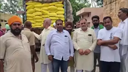 थानेसर: लाडवा में किसान यूनियन के सदस्यों ने यूरिया खाद से भरा ट्रक पकड़ा, पुलिस थाने में की शिकायत